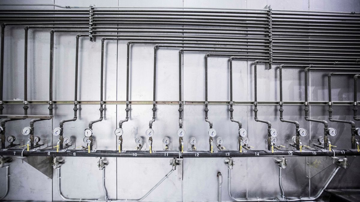 Steel pipe lines with a pressure gauge