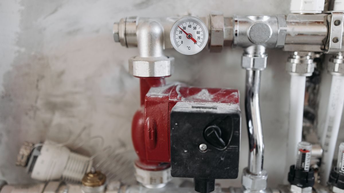 Refrigerant lines with a pressure gauge