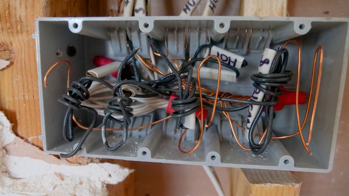 Wiring inside an electrical switchboard